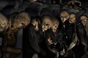 En la ciudad de Palermo, en Italia, existen catacumbas excavadas por los monjes capuchinos donde pueden encontrarse unos 8000 cadáveres de monjes y de ciudadanos palermitanos, sepultados allí durante cuatro siglos