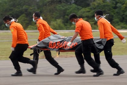 En la ciudad de Surabaya los médicos forenses avanzan con la identificación de los cadáveres para devolverlos a sus familiares