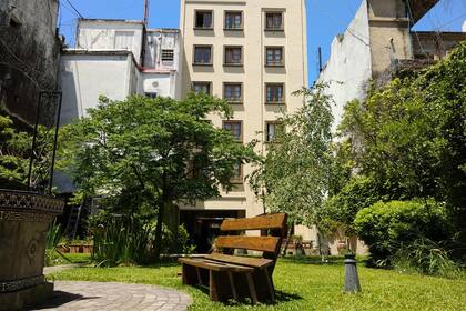 En la ciudad existen 36 residencias universitarias que aportan 1100 camas; cada año, unos 180.000 estudiantes nacionales y extranjeros eligen Buenos Aires