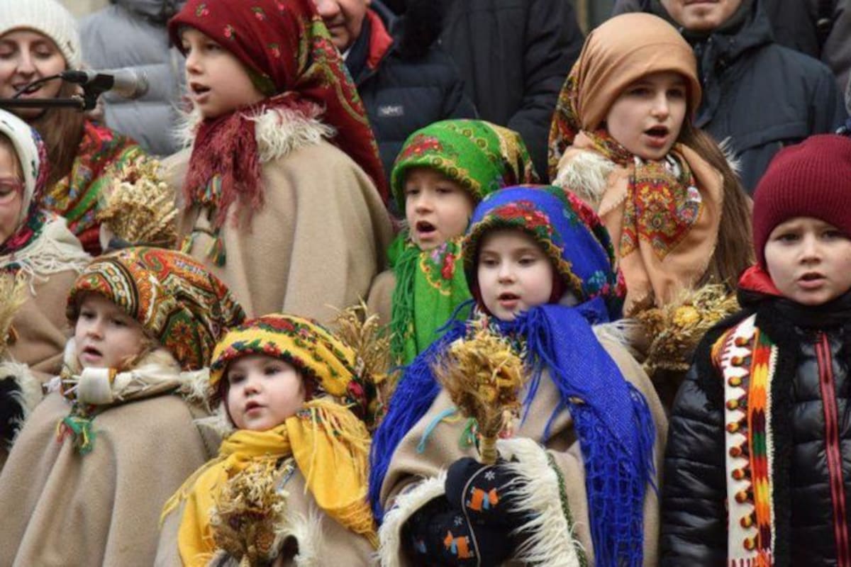 En la ciudad occidental de Lviv, que ha sufrido pocos daños por la guerra, niños vestidos con trajes tradicionales cantaron villancicos y participaron en procesiones festivas en las calles.
