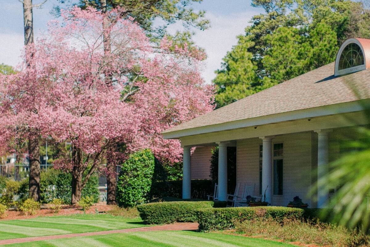 En la ciudad se ubica el Pinehurst Resort: un lugar clave en la historia del golf de Estados Unidos (Facebook/Pinehurst Resort)