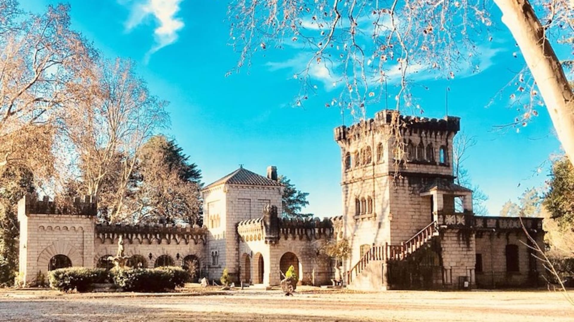 En la ciudad Tanti, de Córdoba, hay un castillo de estilo medieval construido a principios del XX que hoy pertenece al cantante puertorriqueño Wilkins (Foto: @wilkinsmusic)