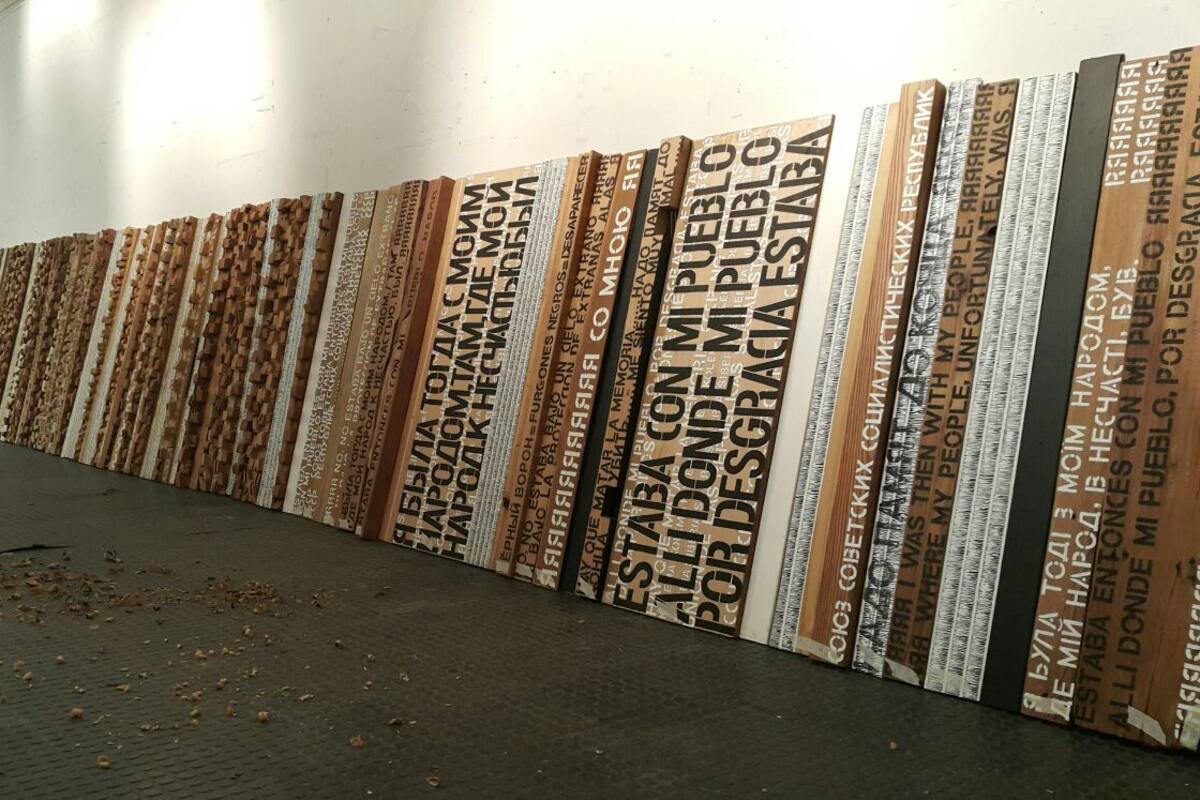 En la ciudad ucraniana de Krivoi Rog, el artista argentino Daniel Kuryj expone obras centradas en las víctimas del nazismo y el estalinismo