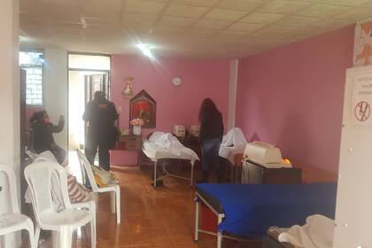 En la clínica clandestina varias personas se encontraban acostadas sobre camillas en el momento del operativo sorpresa a ese lugar.