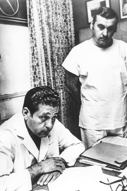 En la Clínica de Jacinto Aráuz, junto a su hermano, Juan José