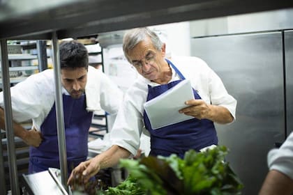 En la cocina del célebre chef francés Michel Bras