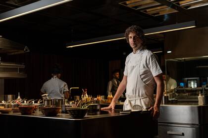 En la cocina desfila un equipo de profesionales silenciosos que siguen una coreografía meticulosa dirigida por Ralston