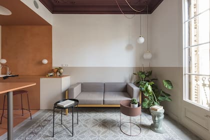 En la cocina, el escritorio y el living se reiteran las lámparas con tulipa esférica.