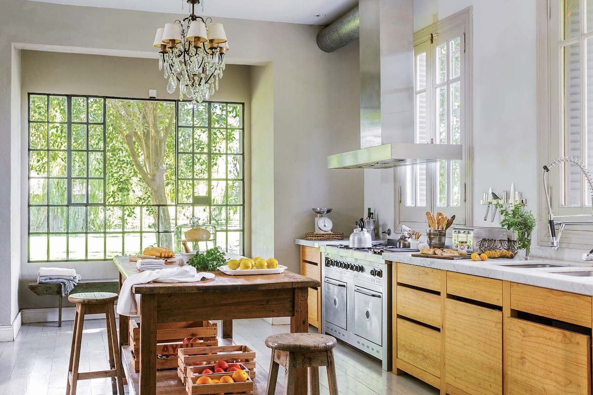 En la cocina, la refacción puso en línea el nuevo artefacto industrial con muebles a medida.