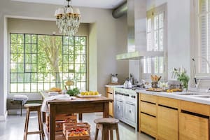 En la cocina, la refacción puso en línea el nuevo artefacto industrial con muebles a medida.
