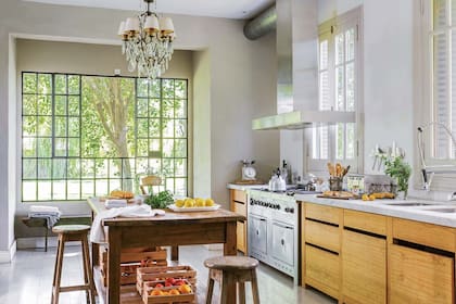 En la cocina, la refacción puso en línea el nuevo artefacto industrial con muebles a medida.