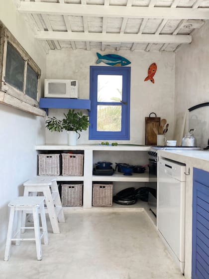 En la cocina, muebles de obra con canastos donde no hay puertas. Simple.