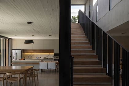 En la cocina, muebles laqueados en gris (Tidi).
