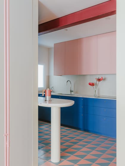 En la cocina se puede apreciar la paleta de color completa. Algunos tonos específicos de laca son: Azul RAL 260 30 35 Royal Blue, Rosa RAL 040 85 10 Fine Alabaster y Burdeos RAL 3032 Pearl Ruby Red.