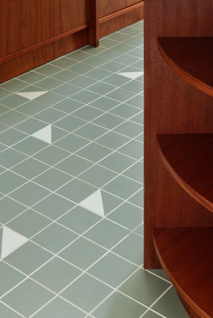 En la cocina se usó el mismo tipo de cerámica que en el baño y vestidor pero en color verde.