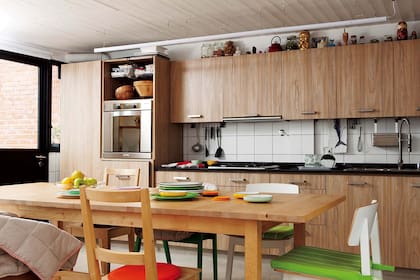 En la cocina, sillas y mesas de Ikea.