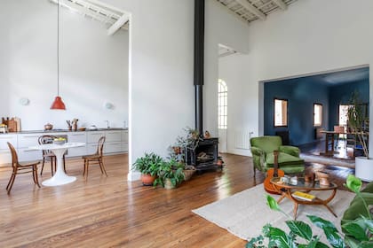 En la cocina, una clásica mesa Tulip y sillas Thonet. El living se equipó con muebles que la arquitecta trajo de su departamento anterior. Alfombra de lana natural (Elementos Argentinos).