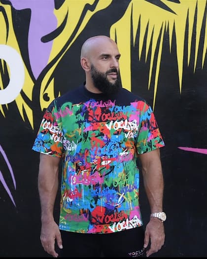 En la colección hay remeras, sudaderas y pantalones (Foto: Instagram @yasstcheuko)
