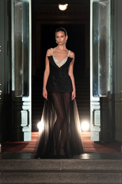 En la colección "Picardía" prevalecieron las líneas lánguidas y estilizadas, elegantes transparencias en tonos metálicos y apastelados