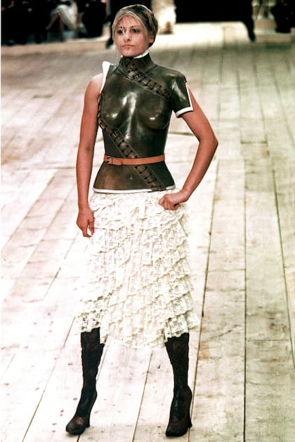 En la colección primavera-verano 1999, la atleta paralímpica Aimée Mullins (a quien le amputaron las piernas de niña por una condición médica) desfiló con unas prótesis de madera diseñadas por McQueen