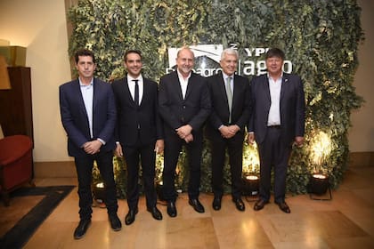 En la comida inaugural de Expoagro: Eduardo de Pedro, ministro del Interior; Juan Passaglia, intendente de San Nicolás; Omar Perotti, gobernador de la provincia de Santa Fe; Julián Domínguez, ministro de Agricultura; y Martín Schwartzman, CEO de Exponenciar