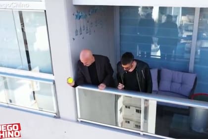 En la competencia de Juego Chino de arrojar la pelota de tenis desde las alturas para introducirla en un tarro, el Pelado López derrotó a Nico Occhiato, que no pudo con la bronca que le provocó la derrota