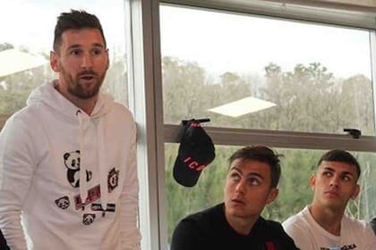 En la concentración de la selección, Messi se mostró con el buzo, ante la mirada de Dybala y Paredes