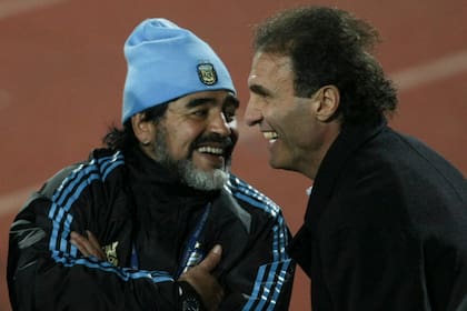 Diego Maradona y Oscar Ruggeri, en el Mundial de Sudáfrica