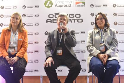 En la conferencia de prensa Carolina Meiller, prosecretaria; Marcelo Torres, presidente de Aapresid, y Paola Díaz, directora del Congreso