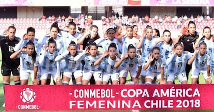 En la Copa América de 2018, el gesto del seleccionado de fútbol femenino significó un llamado de atención a la AFA; Correa es la segunda, desde la derecha