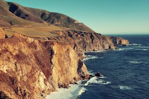 En la costa del Pacífico sur de Estados Unidos se localiza la Falla de San Andrés que ocasiona sismos frecuentes en la región