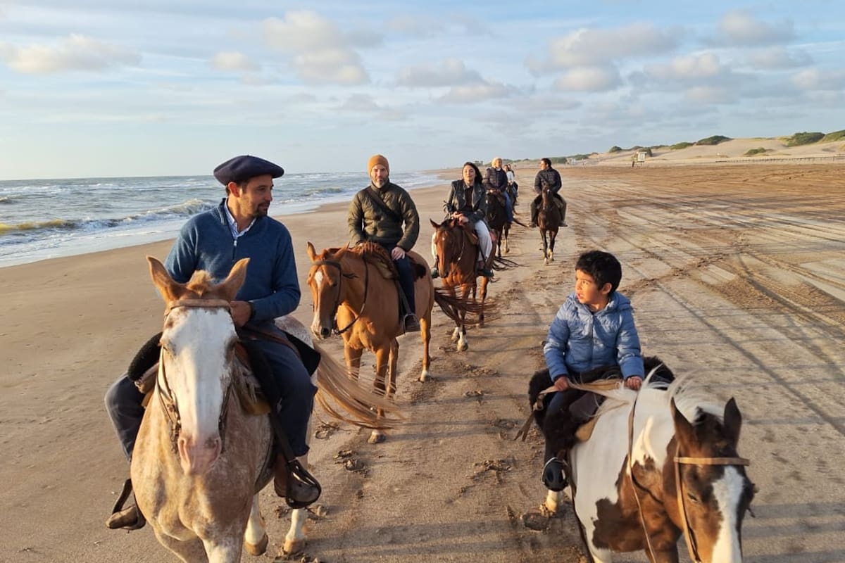 En la Costa hay opciones de cabalgatas para todos los gustos, desde salidas a la Luz de la luna llena y al amanecer, hasta recorridos más cortos, de media hora por el bosque y una hora por la playa
