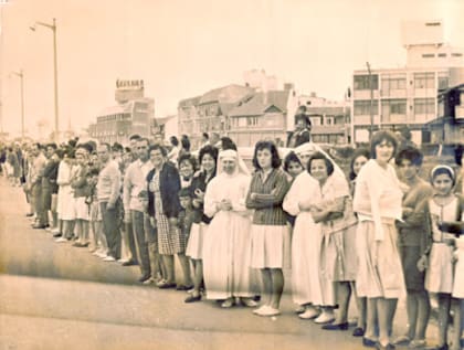 En la costa, la gente espera la llegada del presidente norteamericano