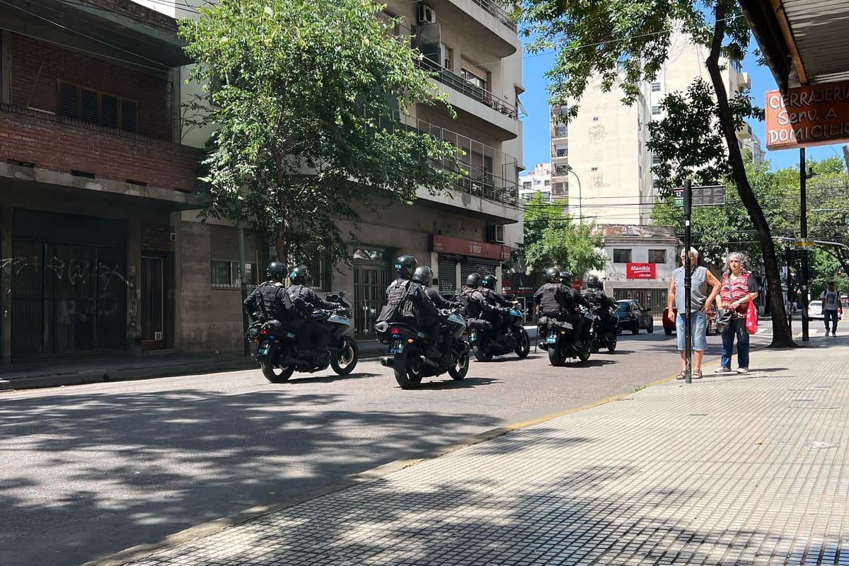 En la cuadra en la que ocurrió la entradera, se advirtió presencia policial.