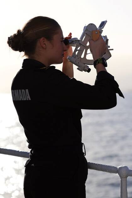 En la cubierta del Elcano, usando el sextante, un instrumento de navegación que se emplea para medir ángulos entre dos objetos, tales como dos puntos de una costa o el Sol y la Tierra. Uno de los pocos objetos personales que Leonor llevó fue un smartwatch con GPS y carga solar.