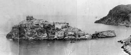 En la década de 1930 un terremoto o una tormenta hizo que se formara una sector de tierra que unió el peñón con el continente (Foto: Wikipedia)