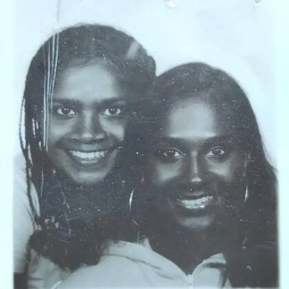 En la década de 1990, Minal y Meena participaron en un retiro de fin de semana siendo adolescentes