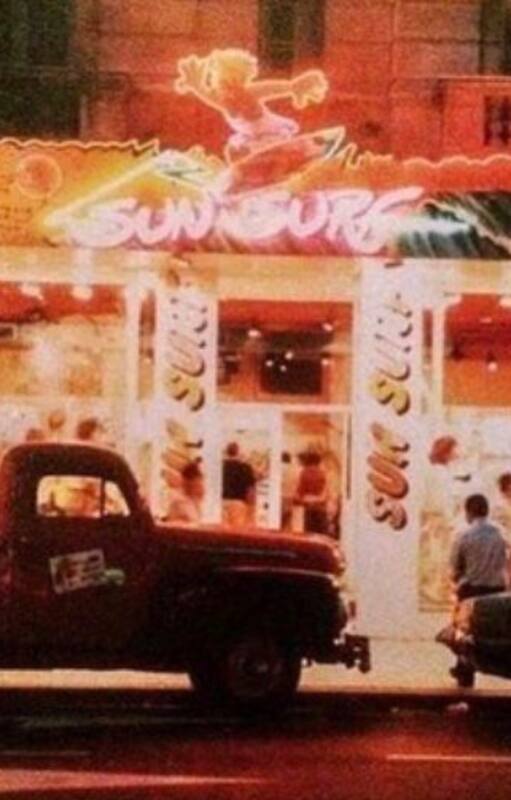 En la década del 80, Sun Surf dominó el mercado de la indumentaria juvenil con una impronta surfer y locales grandes con muchas luces