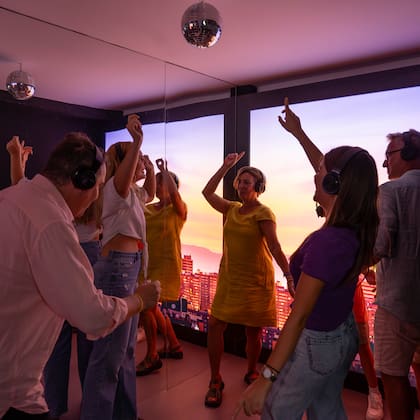 En la Discoteca se disponen auriculares que cuelgan del techo, entre paredes espejadas que reproducen sitios paradisíacos