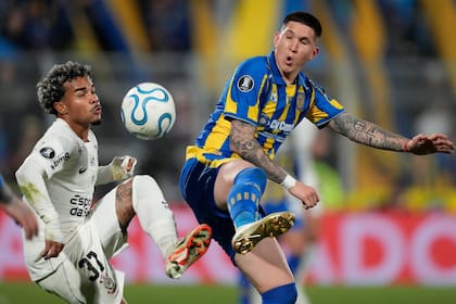 En la disputa de la pelota, Franco Ibarra y Kaio Cesar ensayan una coreografía; el volante de Rosario Central, de los jugadores más destacadas en un encuentro sin emociones