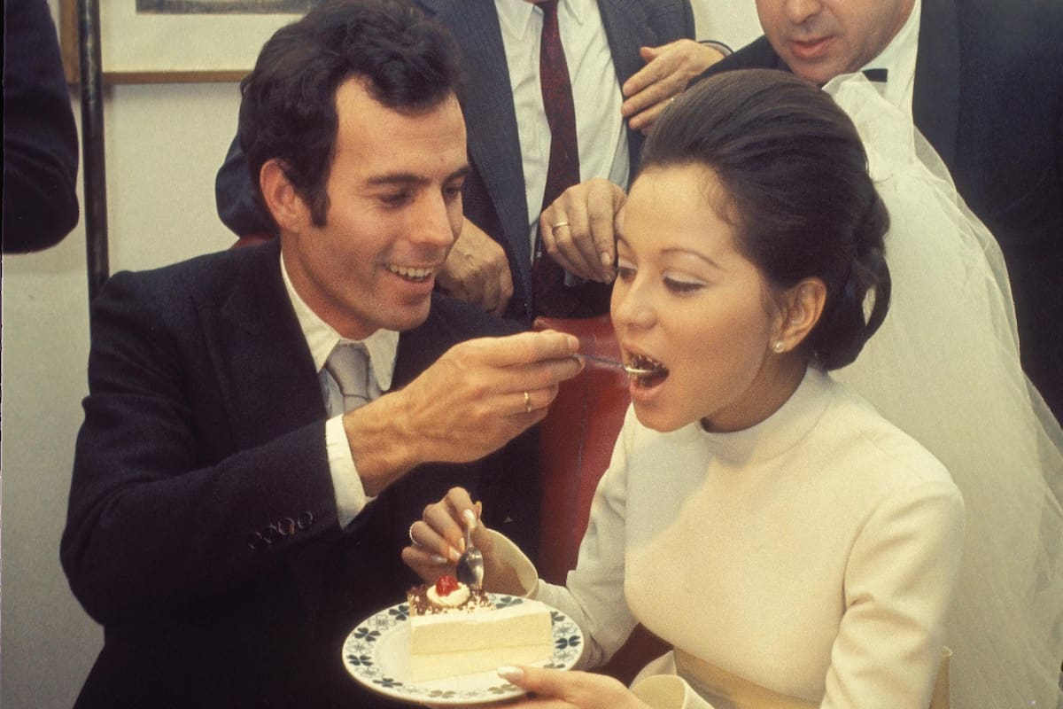 En la dulce espera de su primera hija, y a ocho meses de haberse conocido, el cantante y la socialité filipina celebraron su matrimonio, que quedó en la historia como uno de los más icónicos de España.