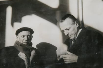 En la edición española del libro se publican fotos del archivo personal de Amorim, que aquí aparece junto con Pablo Picasso