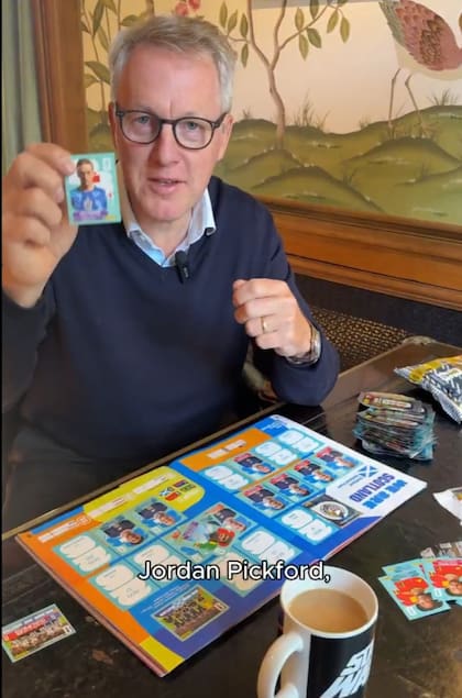 En la embajada británica, el embajador David Cairns juega este mundial por partida doble: Inglaterra y Escocia son parte del Campeonato del Mundo. Para vivirlo de la mejor manera, la semana que viene, en la Residencia británica, unas 100 personas verán en pantalla grande los partidos de Inglaterra vs. Ghana y Escocia vs. Brasil. Ofrecerán cotillón, comidas típicas de los países y habrá exhibición de camisetas
