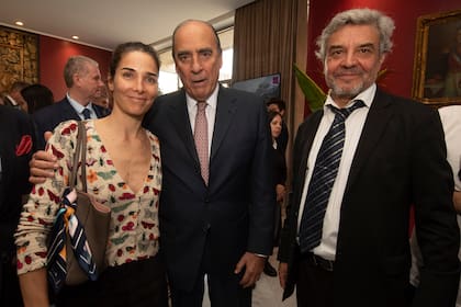 En la embajada de Chile en Argentina, Juana Viale fue invitada a las celebraciones patrias de ese país, con el que mantiene un fuerte lazo. Allí estuvo junto a Guillermo Francos, jefe de gabinete de ministros de la Nación, y Alejandro Goic, agregado cultural