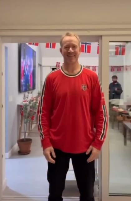 En la embajada de Noruega el fútbol no pasa desapercibido. El embajador Halvor Sætre, compartió en sus redes sociales el apoyo hacia La Scaloneta y también la manera tradicional que tiene la hinchada noruega para alentar: simulando remar