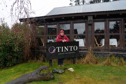 En la entrada de Tinto Bistró, un emblema de Villa La Angostura