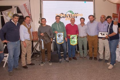 En la entrega de premios con representantes de Arpecol. En el centro, Sebastián, Juan José y José Luis Cereigido. También está el presidente de la Rural local Ignacio Kovasrky, el jurado Fernando Von Neufforge y Anibal Sarantes (de chaleco negro), encargado de los tambos