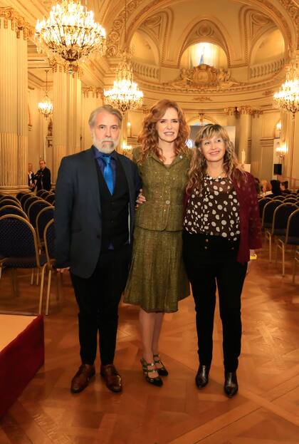 En la entrega del reconocimiento, el coleccionista Claudio Golonbek y Patricia Rizzo