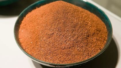 En la época antigua y medieval, la púrpura de Tiro era tan valiosa que a menudo se falsificaba, generalmente con una combinación de tinte azul índigo y rubia roja