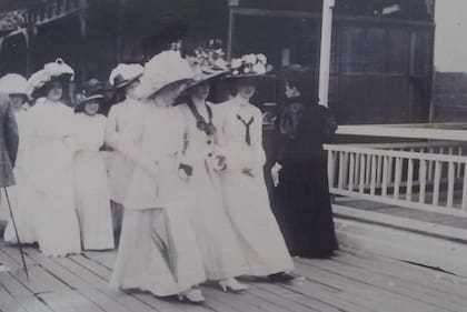 En la época de los famosos sorrentinos, la rambla era de madera y así se pasaba por la costa de Mar del Plata